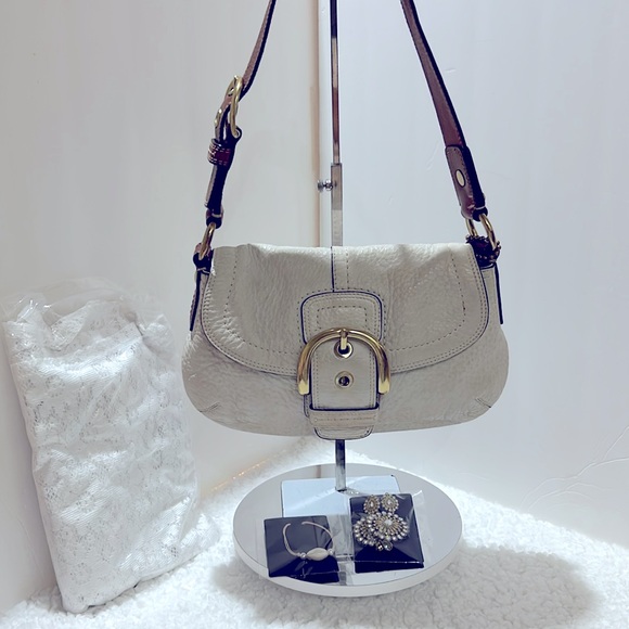 Coach Handbags - EUC Coach Pebble Leather Vintage Bag Free Swim Topper and Jewelry